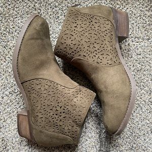 Carlos olive green ankle boot. Women’s 9.5. Like new!